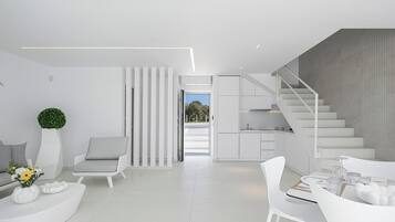 Luxury-Villa, eigener Pool, Meerblick | Wohnbereich | 55-Zoll-Smart-TV mit Satellitenempfang, Streaming-Dienste