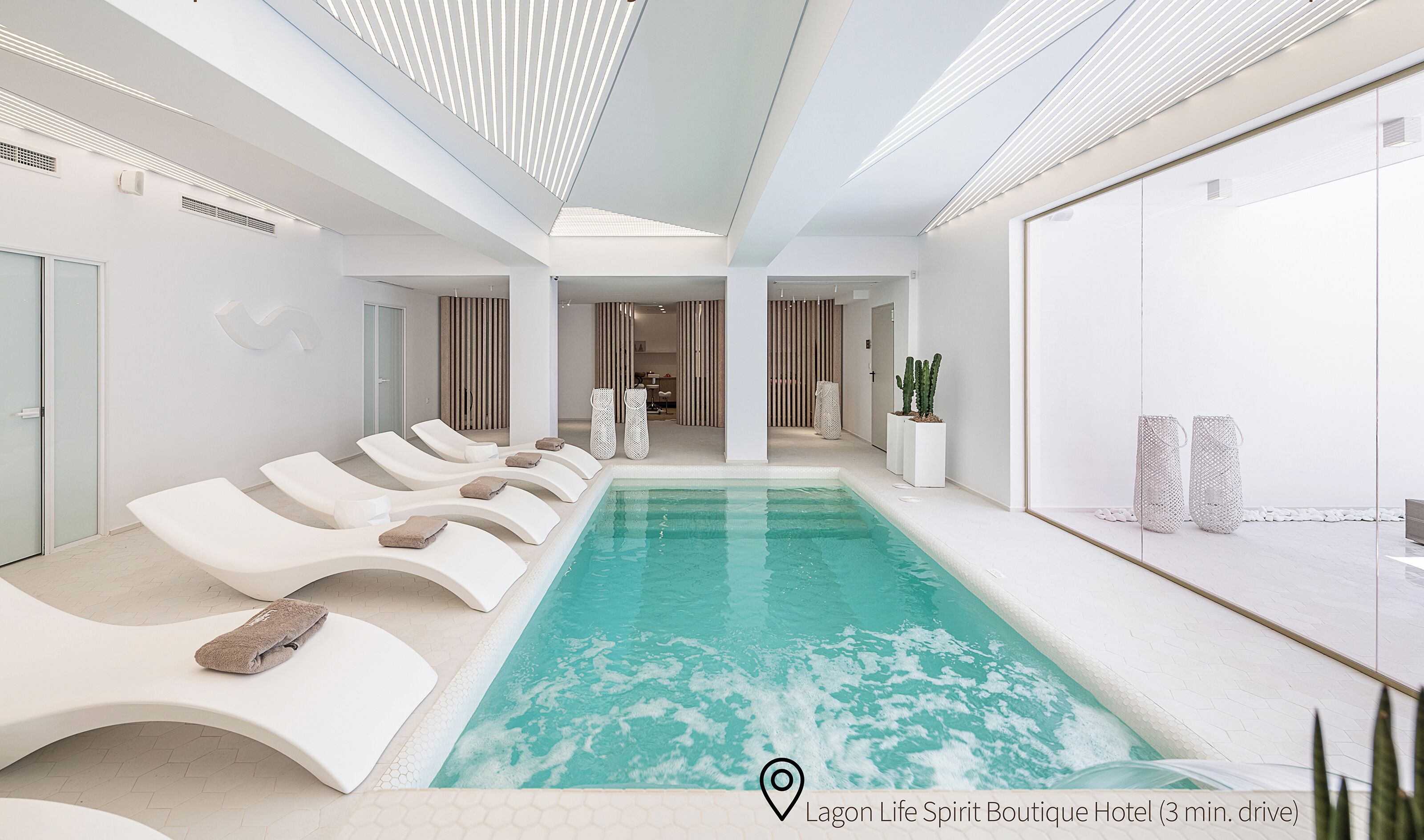 10 outdoor pools, pool umbrellas, pool loungers