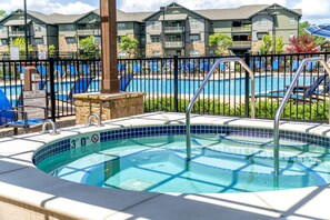 Outdoor pool - The Waverly (Newark)