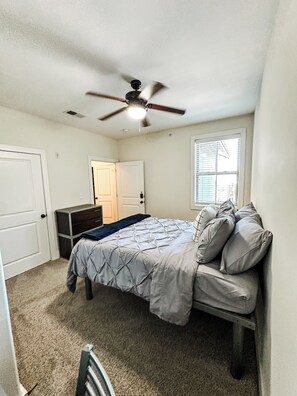 Signature Apartment, 4 Bedrooms, Pool Access - The Waverly (Newark)