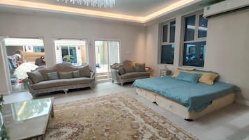 Ferros/tábuas de passar roupa, acesso à internet, roupa de cama