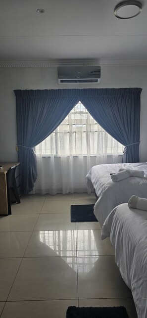 Familien-Doppel- oder -Zweibettzimmer, 2 Queen-Betten, Gartenblick | Kostenloses WLAN