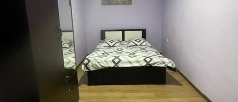 Strykejern/-brett, internettilgang og sengetøy