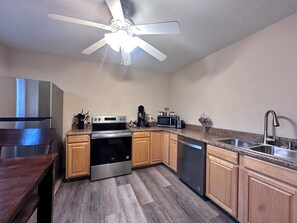 Microondas, horno, parrilla de estufa y lavavajillas 