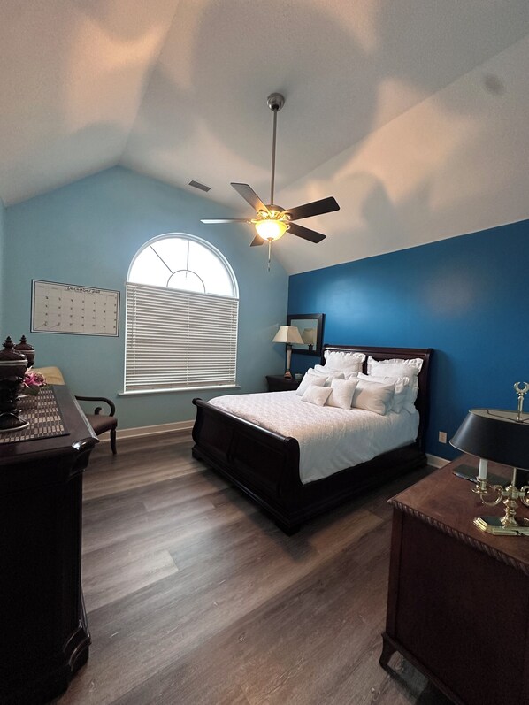 4 habitaciones, tabla de planchar con plancha, wifi y ropa de cama 