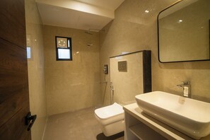 Shower, towels, soap, shampoo - Hotel Vianta (Jaigaon)