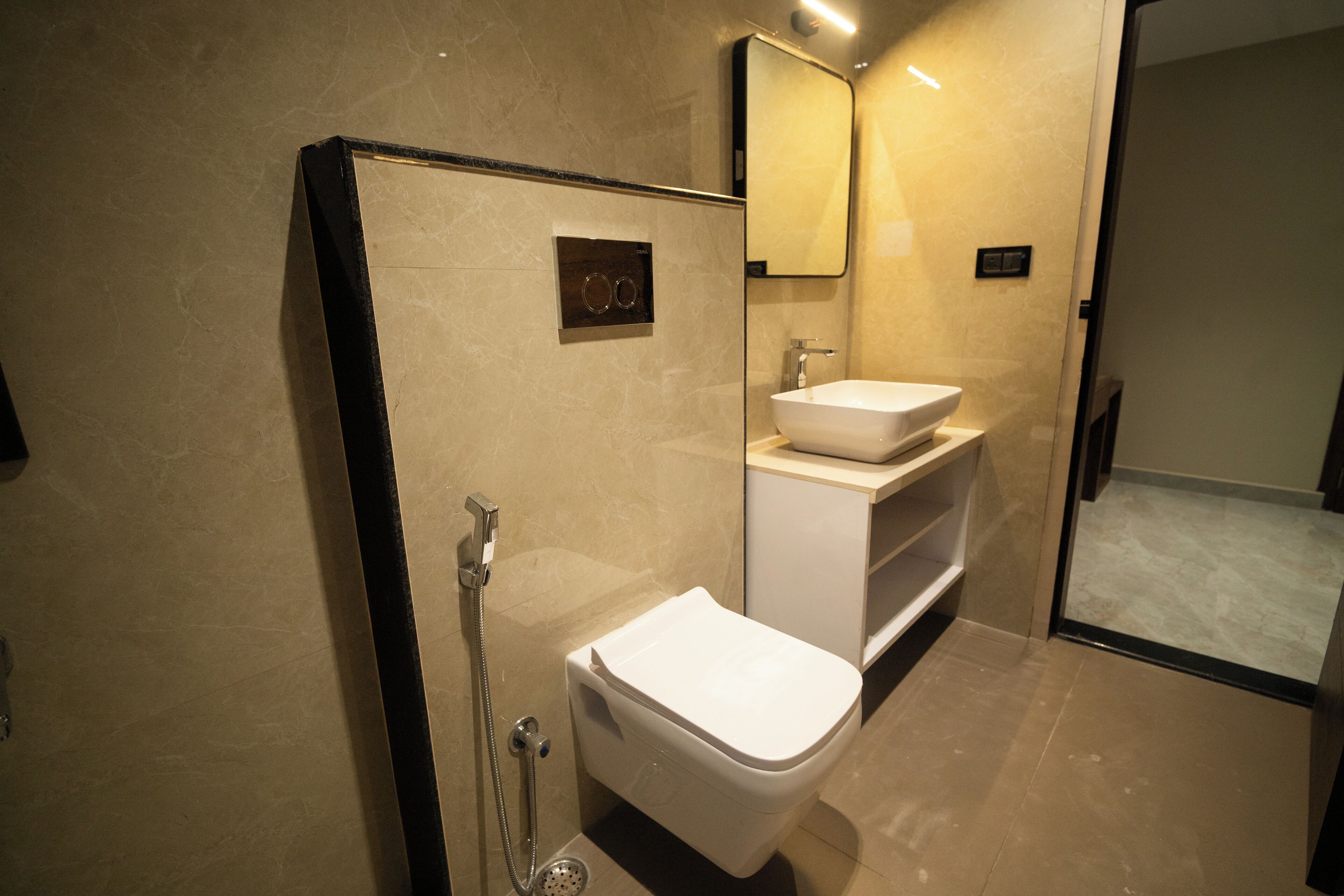 Ein modernes Badezimmer mit Toilette, Waschbecken und Dusche.