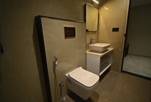 Habitación ejecutiva | Baño | Ducha, toallas, jabón y champú