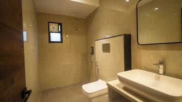 Rom – club | Bad | Dusj, håndklær, såpe og sjampo