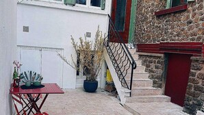 Outdoor dining - T2 furnished 30 m² with private courtyard - Maison en pierre meulière - Ivry-sur-Seine (Ivry-sur-Seine)
