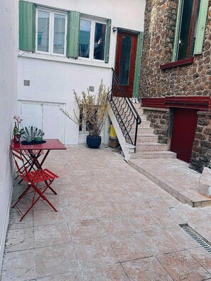 Outdoor dining - T2 furnished 30 m² with private courtyard - Maison en pierre meulière - Ivry-sur-Seine (Ivry-sur-Seine)