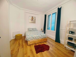 Iron/ironing board, WiFi - T2 furnished 30 m² with private courtyard - Maison en pierre meulière - Ivry-sur-Seine (Ivry-sur-Seine)