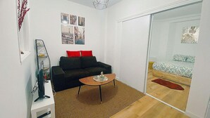Living area - T2 furnished 30 m² with private courtyard - Maison en pierre meulière - Ivry-sur-Seine (Ivry-sur-Seine)