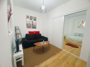 Living area - T2 furnished 30 m² with private courtyard - Maison en pierre meulière - Ivry-sur-Seine (Ivry-sur-Seine)