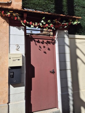 Exterior detail - T2 furnished 30 m² with private courtyard - Maison en pierre meulière - Ivry-sur-Seine (Ivry-sur-Seine)