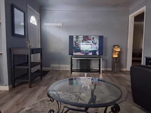 Delightful 3-bedroom bungalow in Flint perfect for your getaway