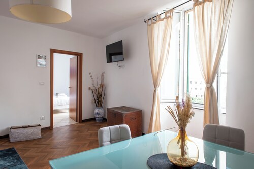 Principe Square Station - Room rentals within walking distance of train and cruises
