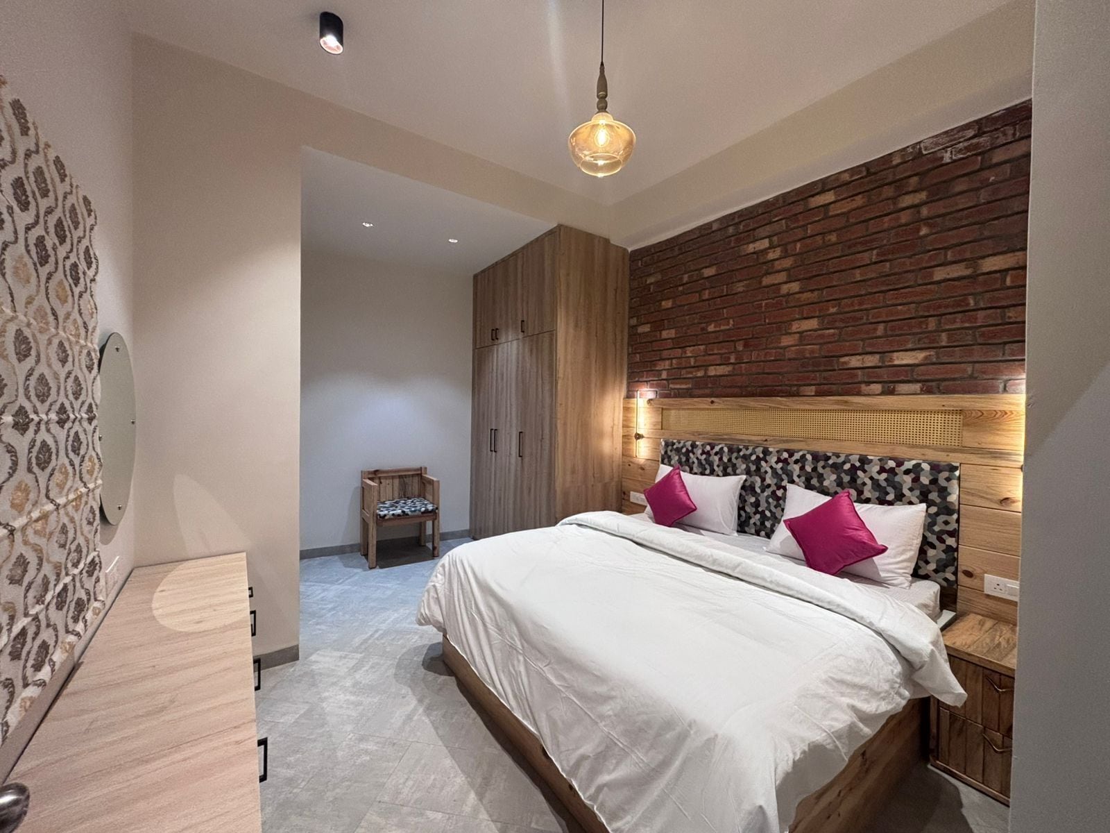 مكتب ومكواة/لوح كي