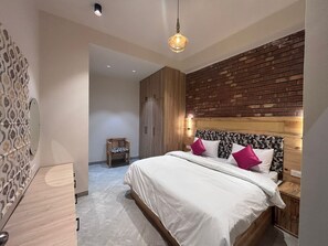 2 BHK Mountain View Villa | Hypo-allergenic bedding, desk, iron/ironing board, bed sheets - Aurora Ridge Residence (Dhari)