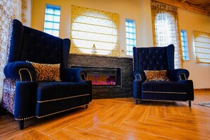 别墅 (2 BHK Mountain View Villa) | 起居区