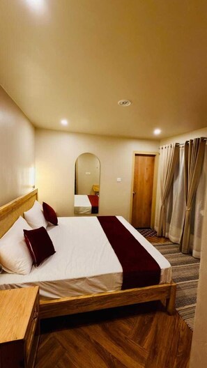 ห้องดีลักซ์ดับเบิล | โต๊ะทำงาน, เตารีด/โต๊ะรีดผ้า