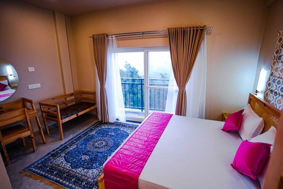 Chambre Prestige, 1 très grand lit, vue sur la montagne | Literie hypoallergénique, bureau, fer et planche à repasser