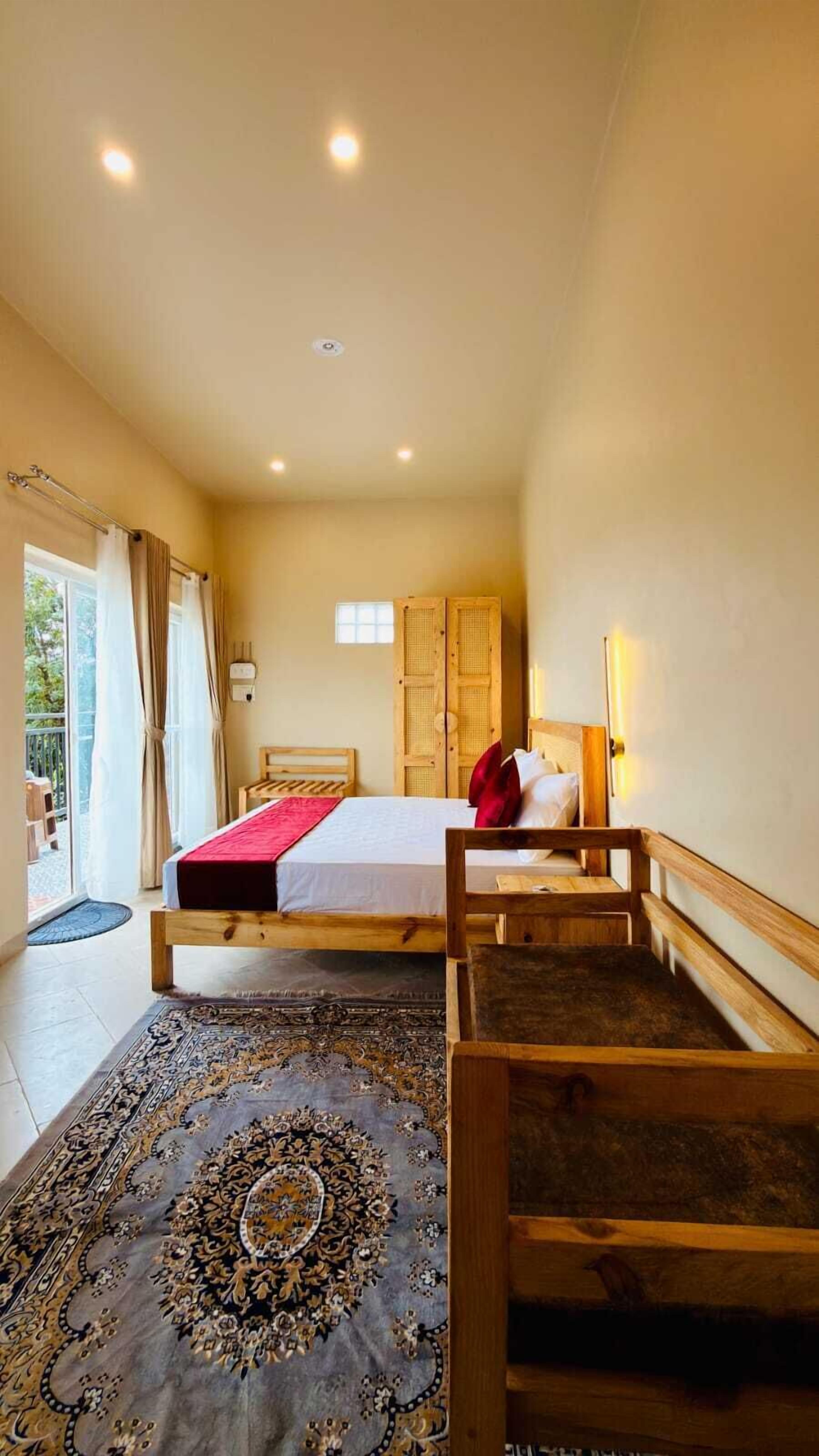 ห้องลักซ์ชัวรี่สวีท | โต๊ะทำงาน, เตารีด/โต๊ะรีดผ้า