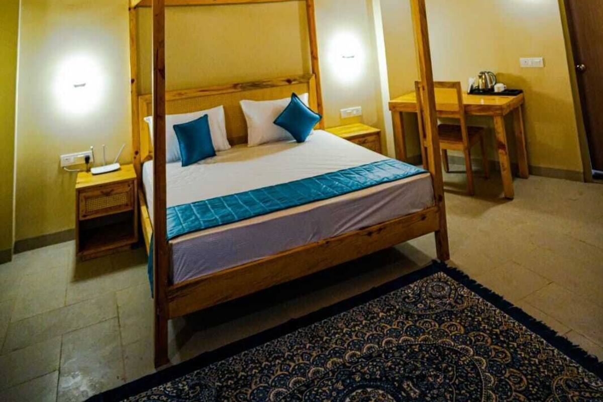 Deluxe Double Room, Mountain View | Desk, iron/ironing board