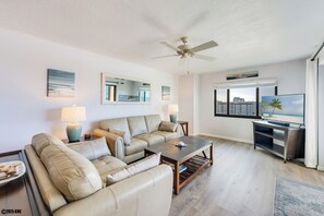 TV - Sandarac 809A. Beachfront Condo Amazing Views (Fort Myers Beach)