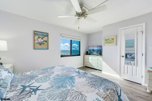 Iron/ironing board, Internet, bed sheets - Sandarac 809A. Beachfront Condo Amazing Views (Fort Myers Beach)