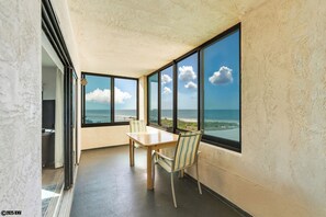 Dining - Sandarac 809A. Beachfront Condo Amazing Views (Fort Myers Beach)