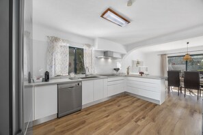 Fridge, microwave, stovetop, dishwasher - 4 Bedroom Villa, 3 Bathrooms, Private Pool, Beautiful Private Gardens, Wifi, A/C. Walking Distance t (Vilamoura)