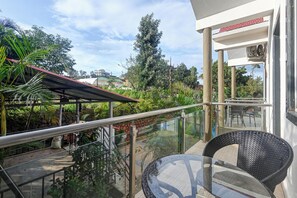 Eshwari Inn Deluxe AC room | Outdoor dining - Suketi Stays (Mahabaleshwar)