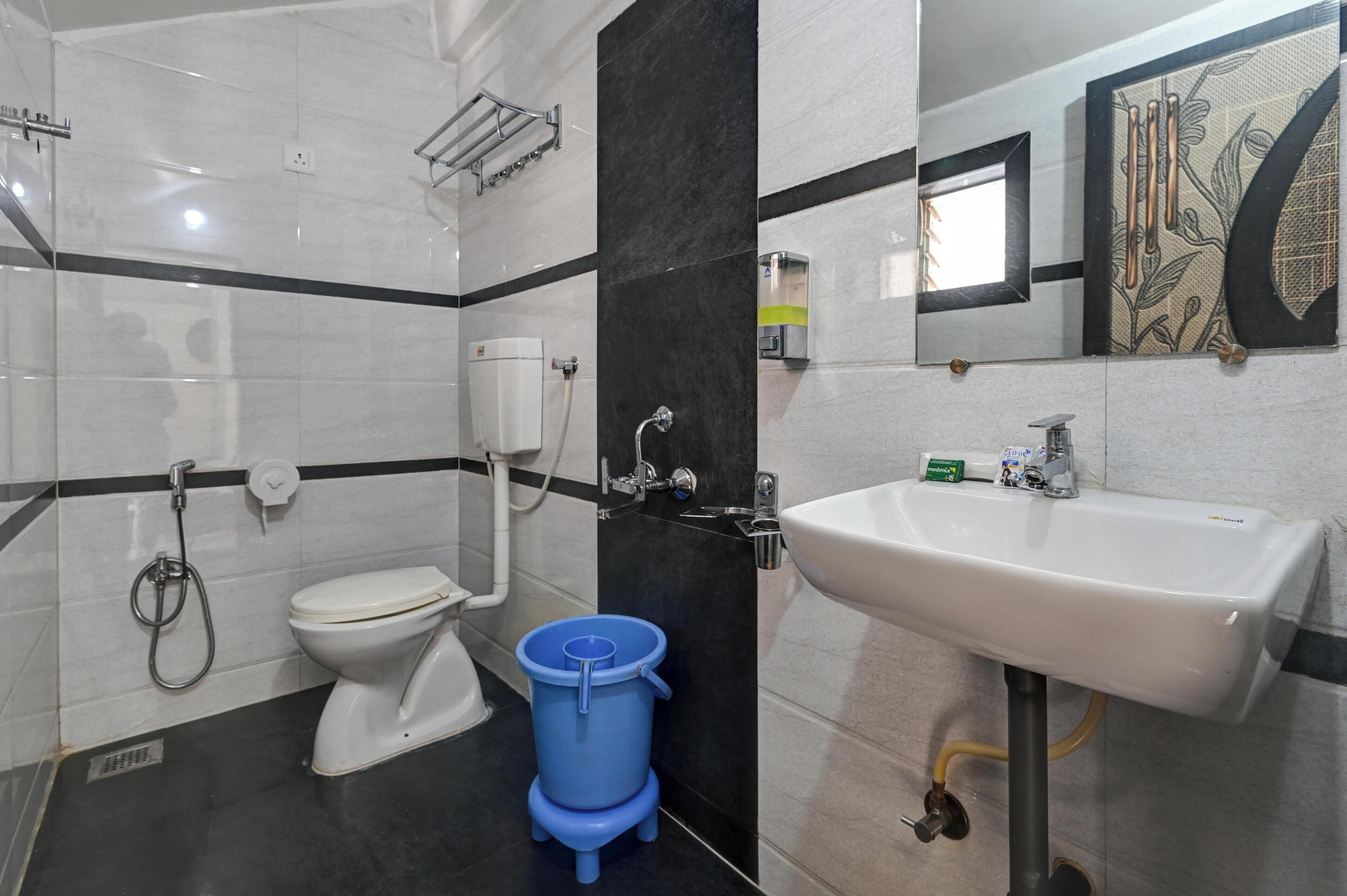 Eshwari Inn Deluxe AC room | Bathroom