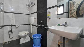 Eshwari Inn Deluxe AC room | Bathroom