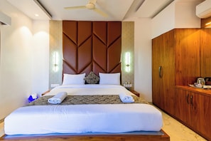 Eshwari Inn Super Deluxe AC room | Free WiFi - Suketi Stays (Mahabaleshwar)