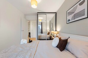 Iron/ironing board, WiFi, bed sheets - Cozy 2BR Wembley | Sleeps 5 | Near Train | Prime (London)