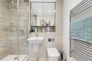 Regadera, secadora de cabello, toallas, jabón 