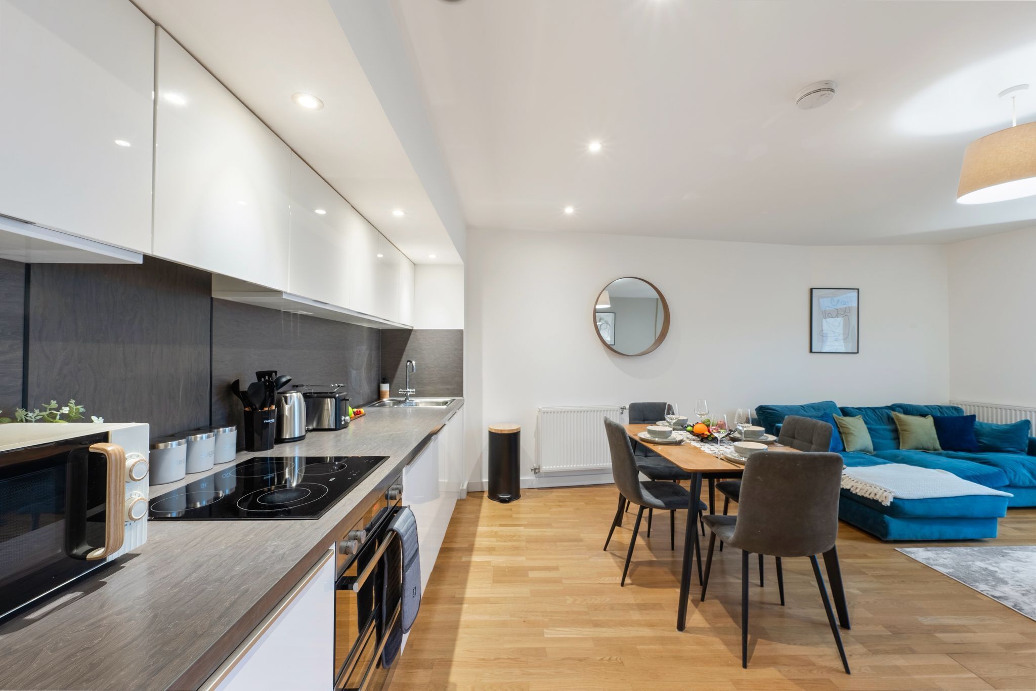 Una cucina moderna con zona pranzo e angolo living.