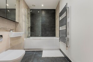 Shower, hair dryer, towels, soap - Cozy 2BR Wembley | Sleeps 5 | Near Train | Prime (London)