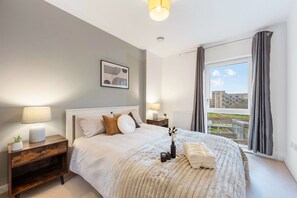 Tabla de planchar con plancha, wifi y ropa de cama 