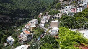 Unclassified image, 3 of 6, button - Chiesa Nuova Apt (Positano)