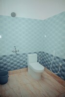 Deluxe Room | Bathroom | Shower, towels, soap, shampoo