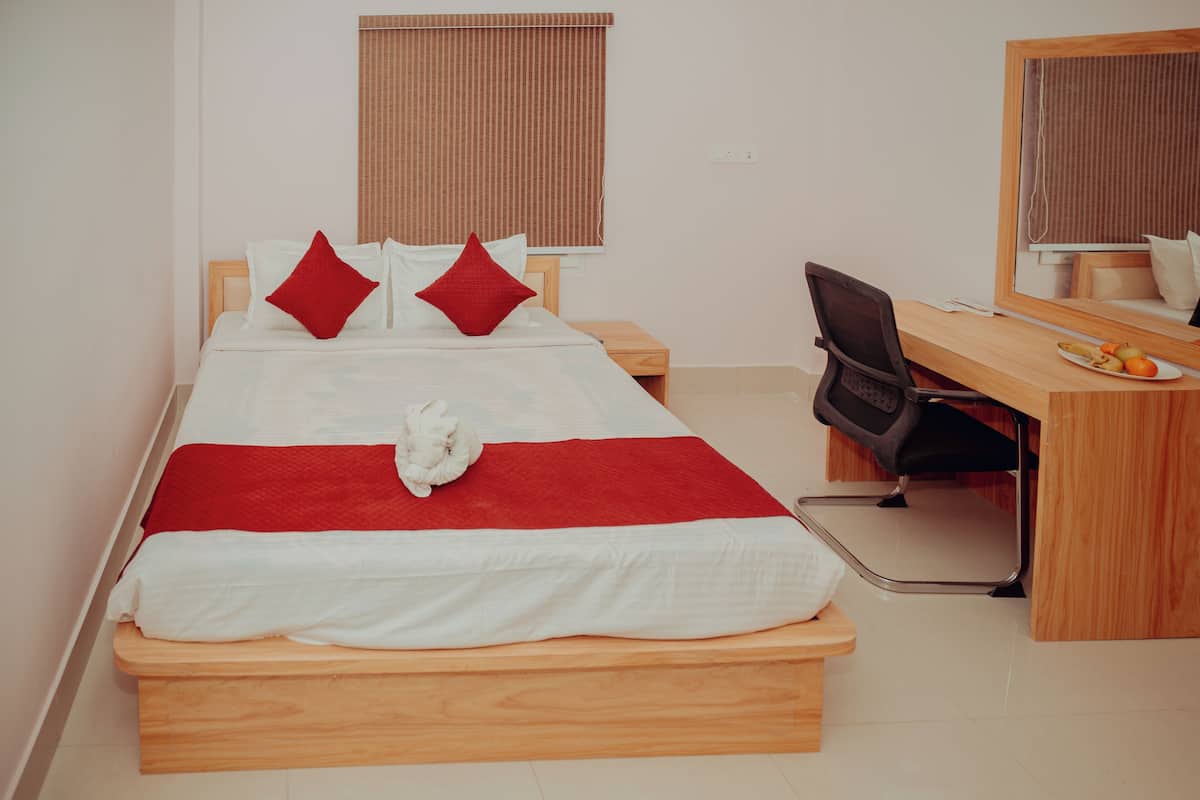 Deluxe Room | Desk, free WiFi