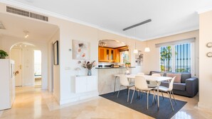 Dining - Resort Mediterra | Sea View Apartment near Golf with Pools & Fitness (Benalmádena)
