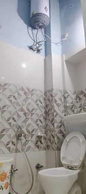 Habitación Deluxe, Aire acondicionado | Baño | Ducha, artículos de higiene personal gratuitos, jabón y champú