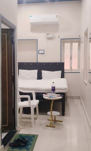 Deluxe Room, Air conditioning | Laptop workspace, rollaway beds, free WiFi, bed sheets - S K Homestay (Varanasi)