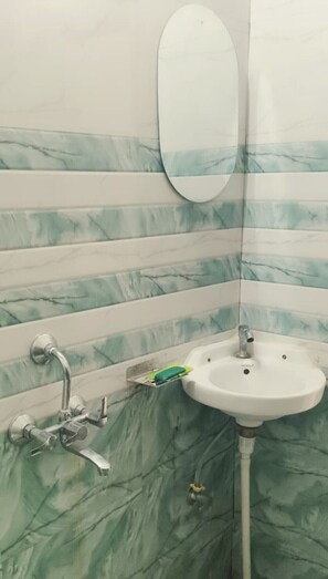 Deluxe Room, Air conditioning | Bathroom | Shower, free toiletries, soap, shampoo - S K Homestay (Varanasi)