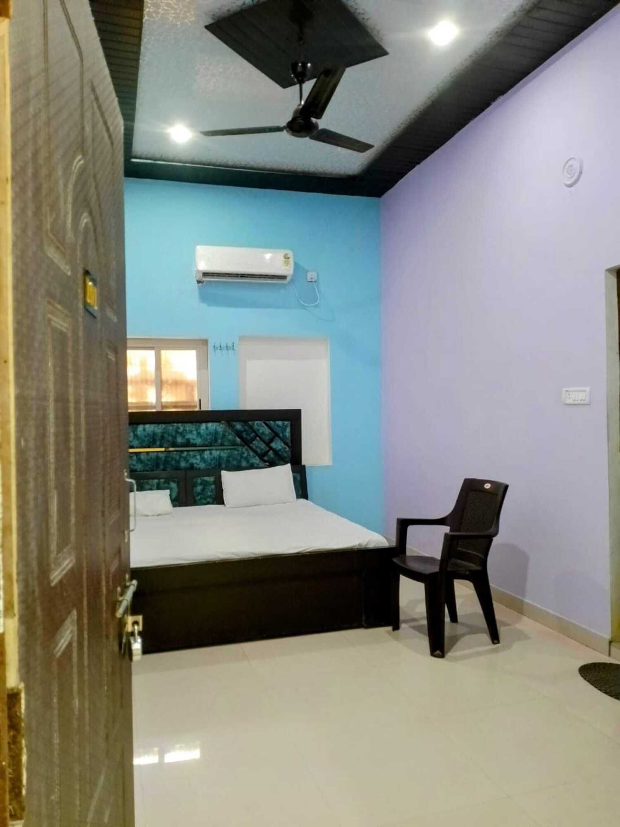 Deluxe Room, Air conditioning | Laptop workspace, rollaway beds, free WiFi, bed sheets