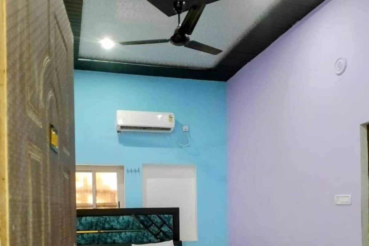 Deluxe Room, Air conditioning | Laptop workspace, rollaway beds, free WiFi, bed sheets